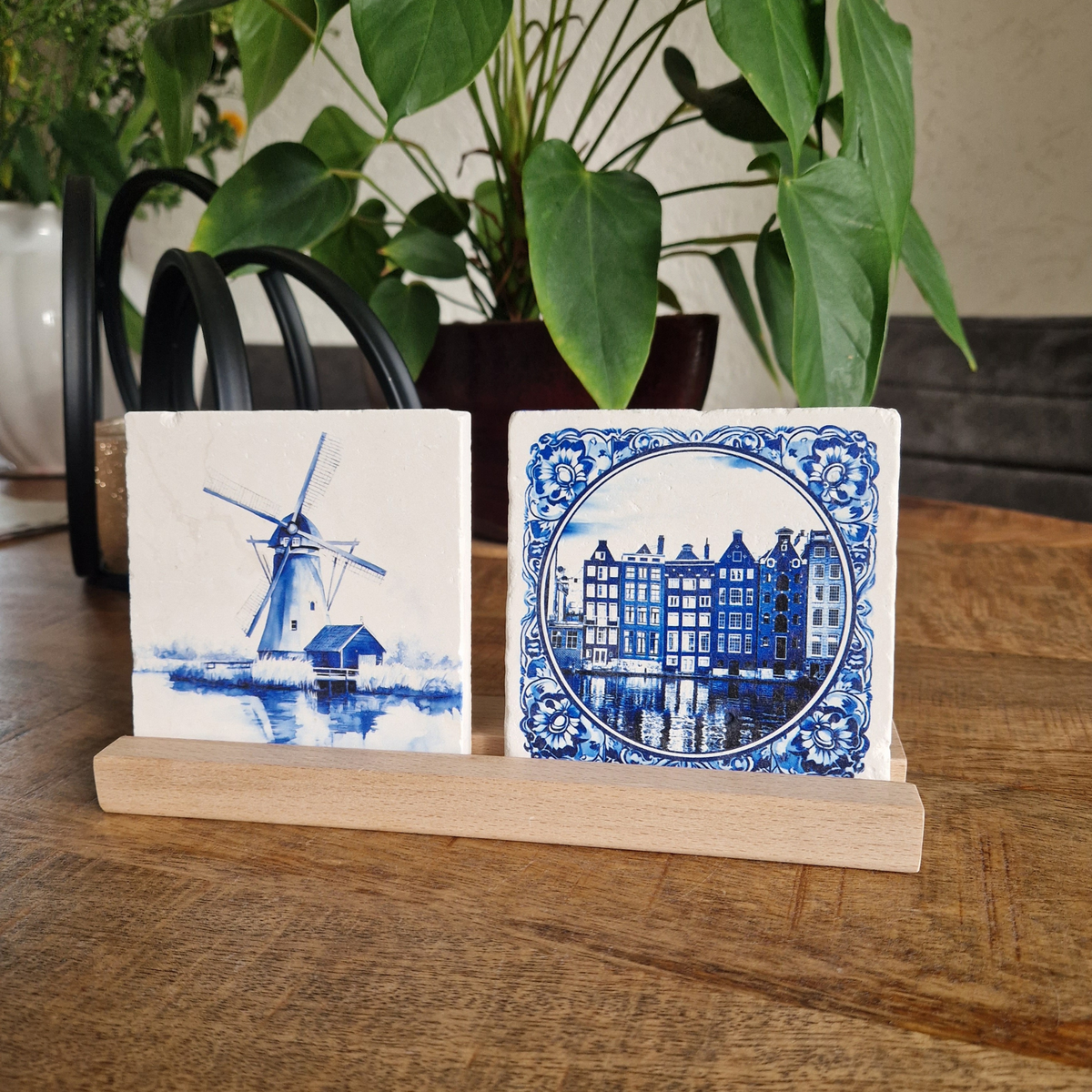 Houten tegelhouders, 2 tegeltjes