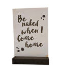 Tekstbordje be naked....