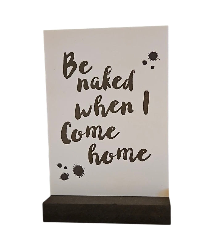 Tekstbordje be naked....